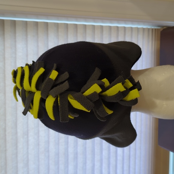 Children's Place age 4-7 mohawk winter hat with ear flaps - Picture 3 of 4